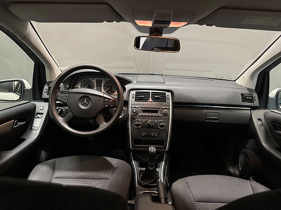 Mercedes-Benz B180 6 of 8