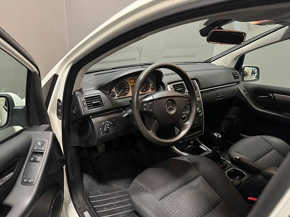 Mercedes-Benz B180 7 of 8