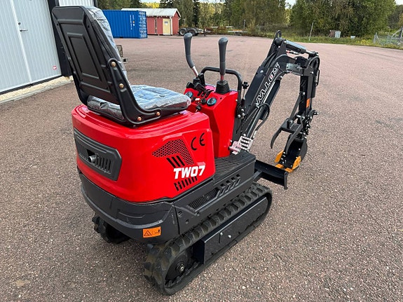 Minigrävare TW07 inkl. svängbarbom, skopor och tjälkrok mm.