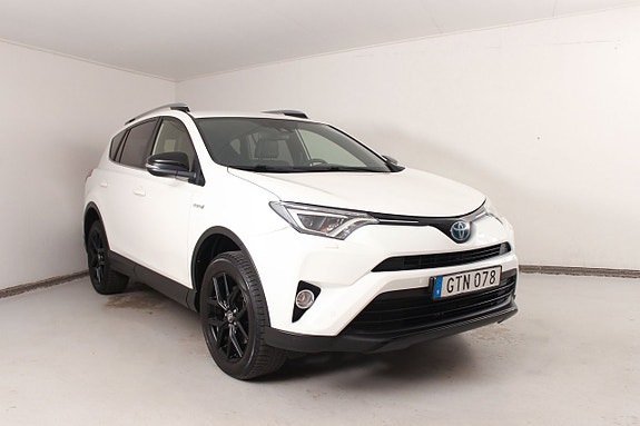 Toyota RAV4 2 of 24