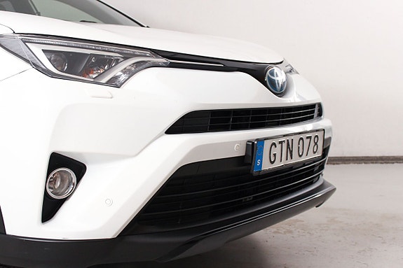 Toyota RAV4 6 of 24