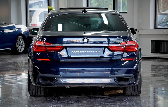 BMW 750i 3 of 5