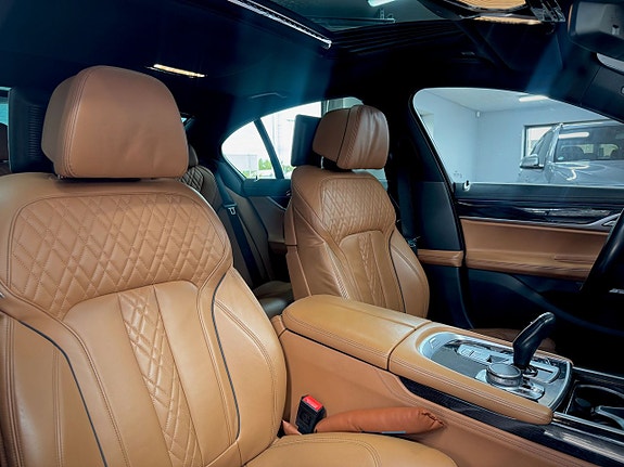 BMW 750i 7 of 20