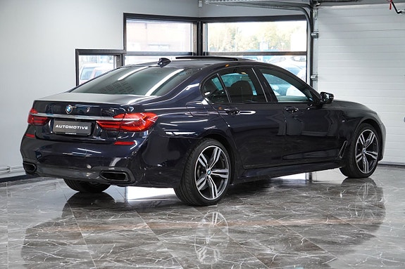 BMW 750i 4 of 5