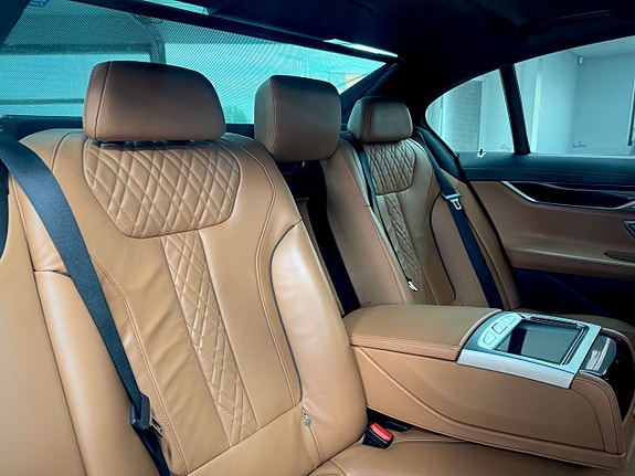 BMW 750i 11 of 20