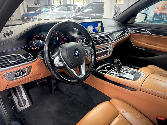 BMW 750i 12 of 20