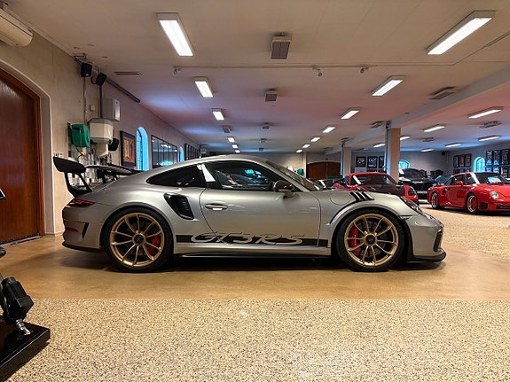 Porsche 911 4 of 5
