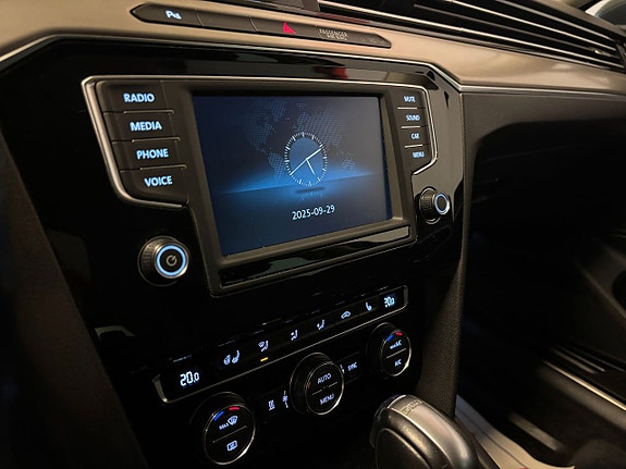 Volkswagen Passat 11 of 24