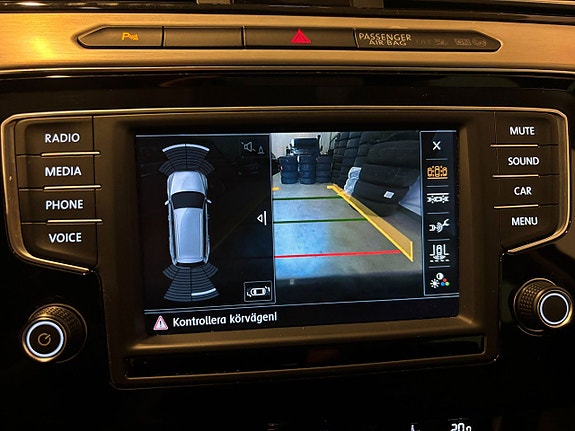 Volkswagen Passat 12 of 24