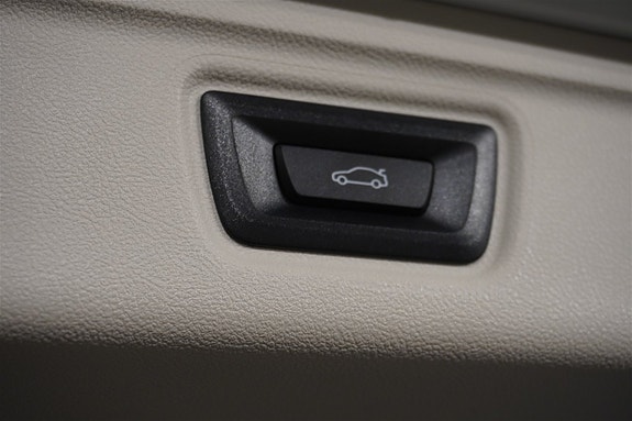 BMW 330e 10 of 18