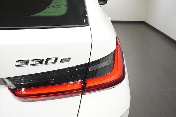 BMW 330e 13 of 18