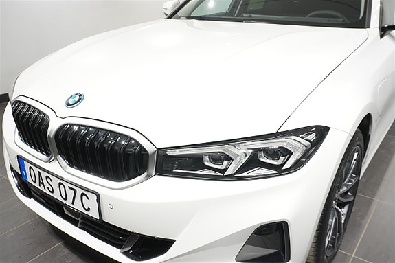BMW 330e 12 of 18
