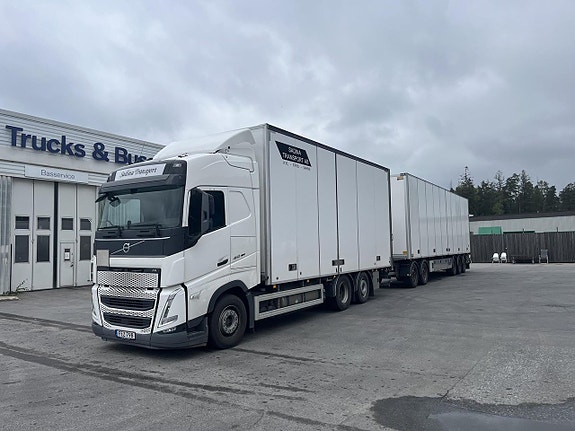 Volvo FH Fjärrbil med öppningsbar sida inkl släp JAA77S