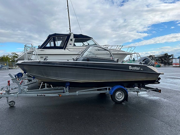 Buster Xl Yamaha F115 samt 80 km vagn