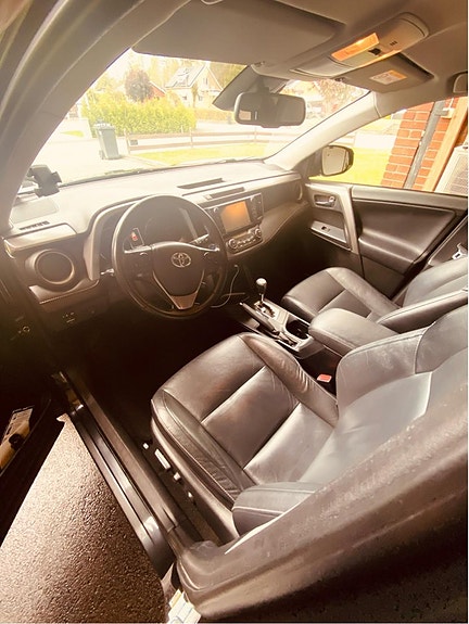 Toyota RAV4 7 of 9