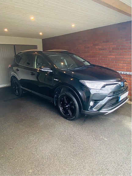 Toyota RAV4 2 of 9