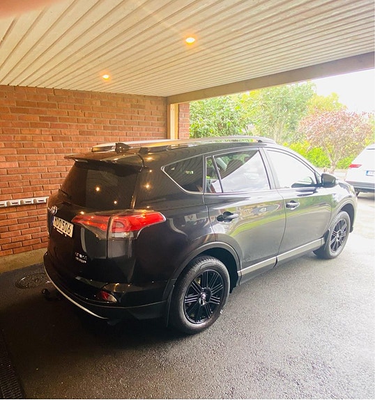 Toyota RAV4 3 of 9