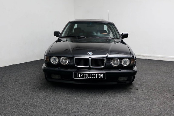 BMW 750i 4 of 5