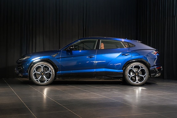 Lamborghini Urus 2 of 5