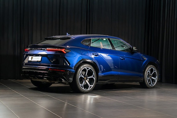 Lamborghini Urus 3 of 5