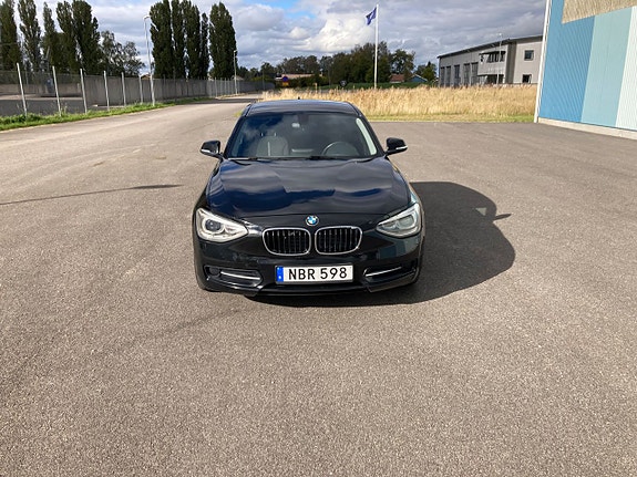 BMW 118d 2 of 5