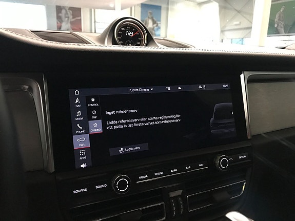 Porsche Macan Turbo 13 of 17