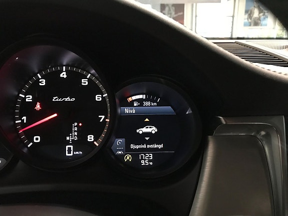 Porsche Macan Turbo 9 of 17
