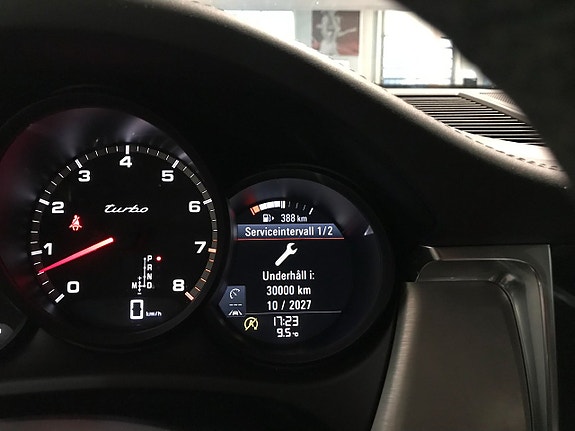 Porsche Macan Turbo 8 of 17