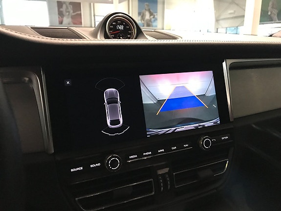 Porsche Macan Turbo 12 of 17
