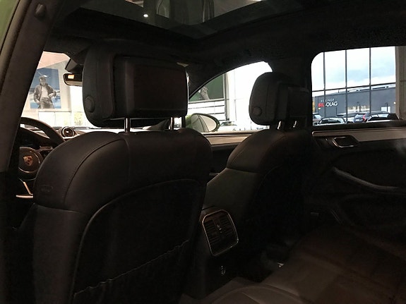 Porsche Macan Turbo 15 of 17