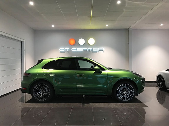 Porsche Macan Turbo 2 of 17