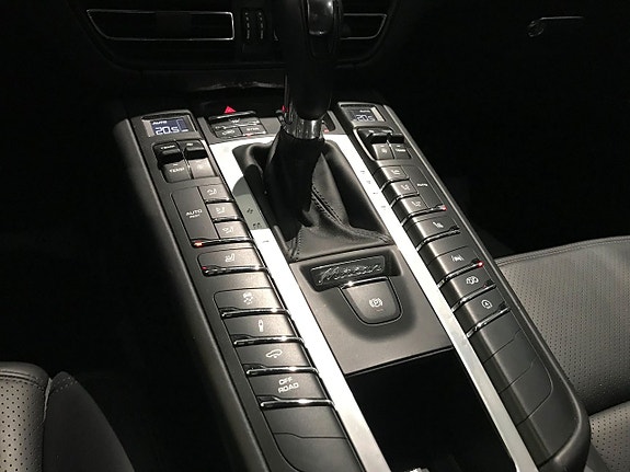 Porsche Macan Turbo 7 of 17