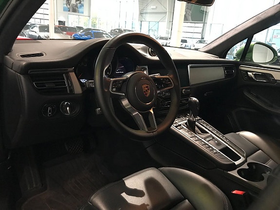 Porsche Macan Turbo 6 of 17