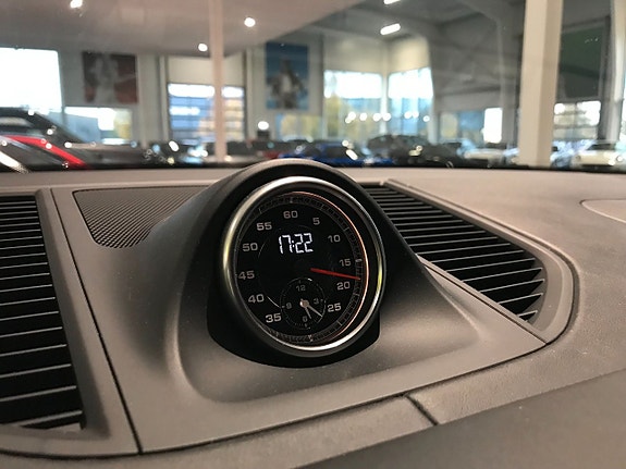 Porsche Macan Turbo 10 of 17