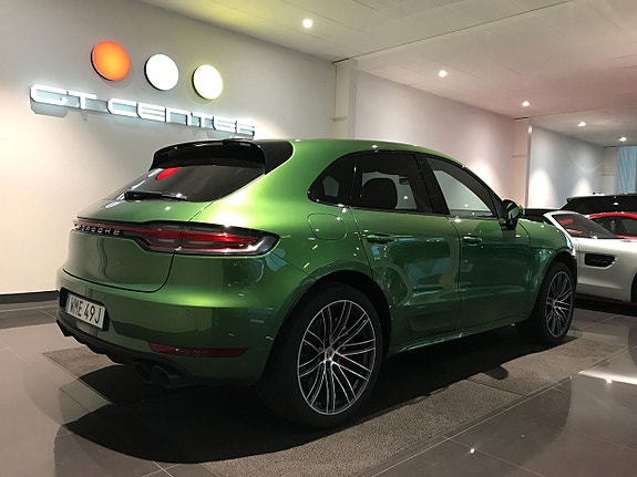 Porsche Macan Turbo 5 of 17