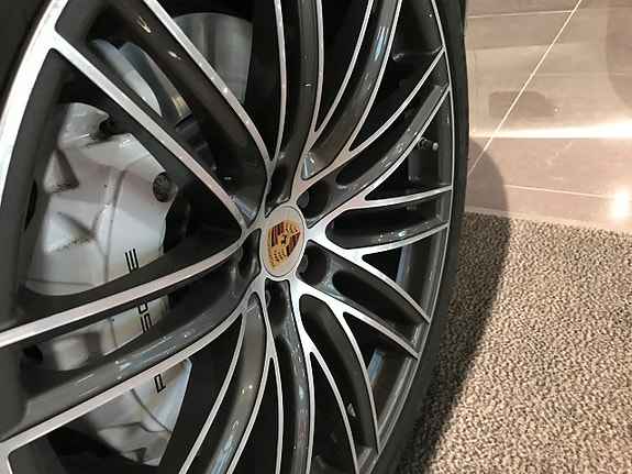 Porsche Macan Turbo 3 of 17