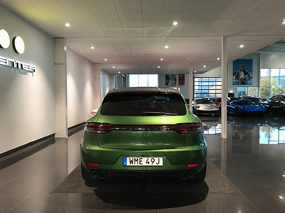 Porsche Macan Turbo 4 of 17