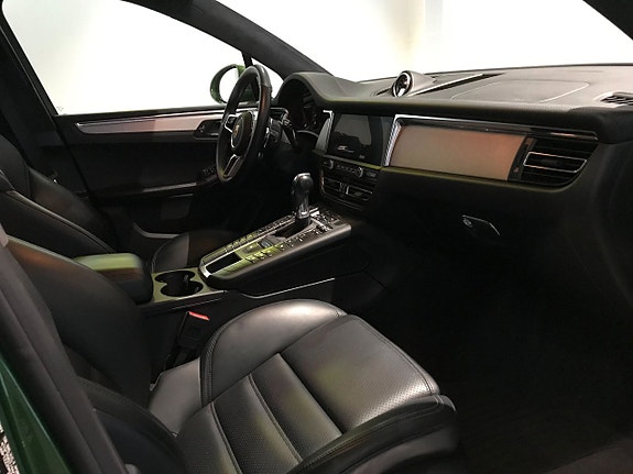 Porsche Macan Turbo 14 of 17