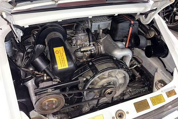Porsche 911 Carrera 16 of 17
