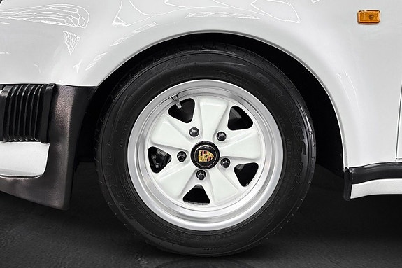 Porsche 911 Carrera 7 of 17