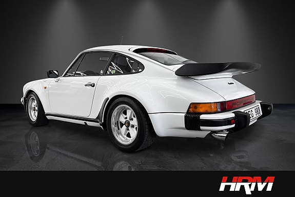 Porsche 911 Carrera 4 of 5