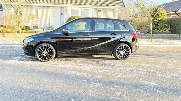 Mercedes-Benz B180 2 of 5