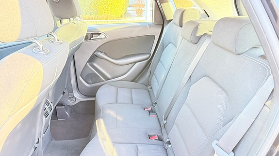 Mercedes-Benz B180 6 of 7