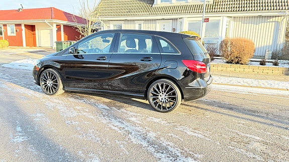Mercedes-Benz B180 3 of 5