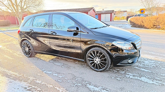 Mercedes-Benz B180 4 of 5