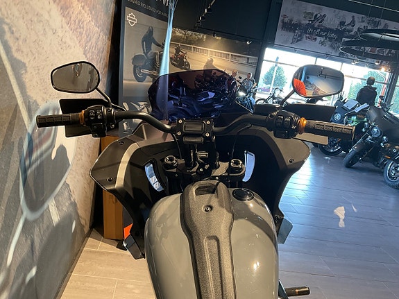 Harley-Davidson Low Rider ST 5 of 6