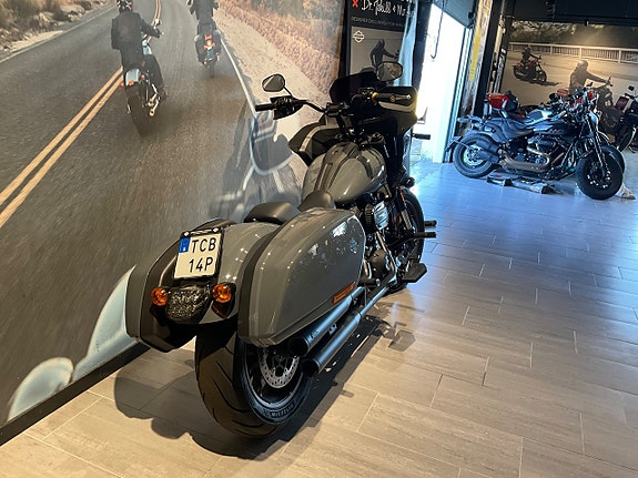 Harley-Davidson Low Rider ST 3 of 6