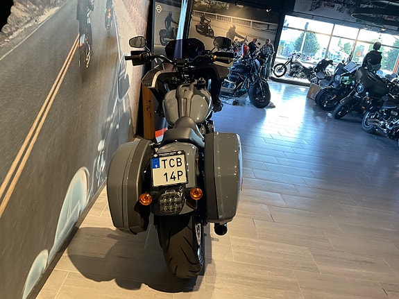Harley-Davidson Low Rider ST 4 of 6