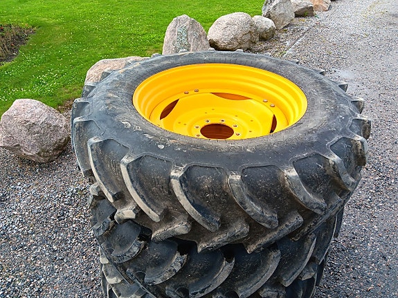 Hjul 460/85-38 och 440/65-24