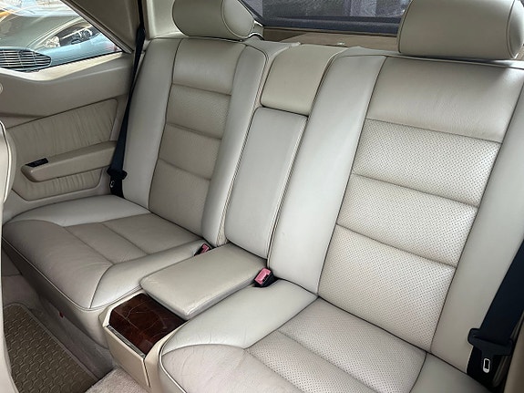 Mercedes-Benz E320 6 of 13